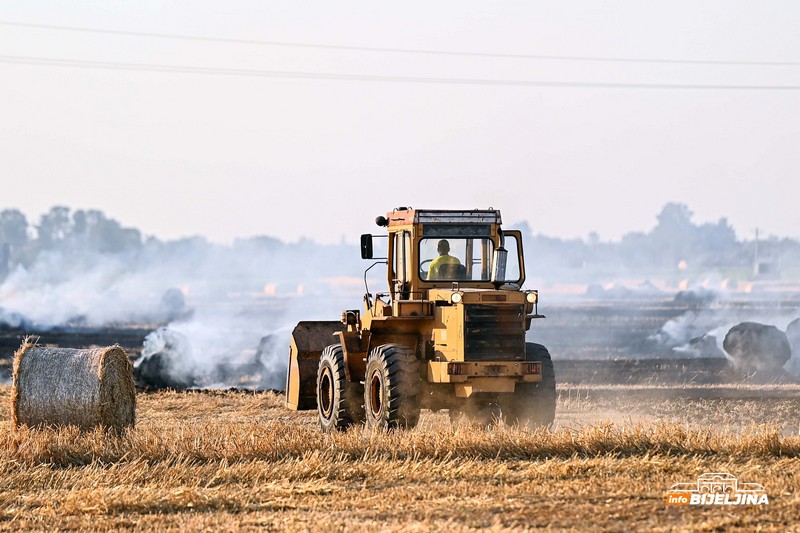 Požar kod Bijeljine lokalizovan, pred vatrogascima novi zadatak: Stigla mašina koja će razmotati svaku balu (FOTO)