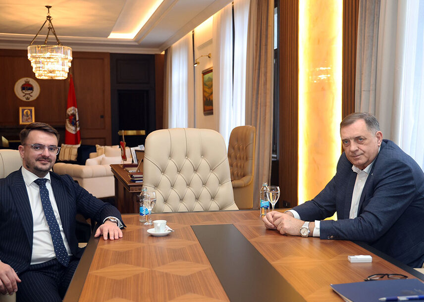 Pajić Baštinac tvrdi da je Pranjić dobio ovlaštenje da potpisuje ukaze, ali samo uz Dodikovo odobrenje