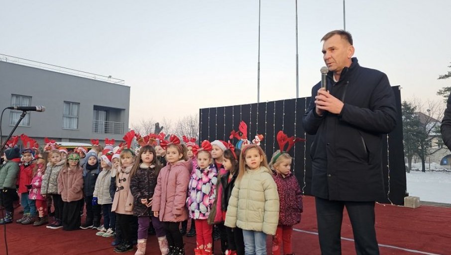 Ugljevik u znak radosti: Novogodišnja zabava za mališane uz poklone i vatromet