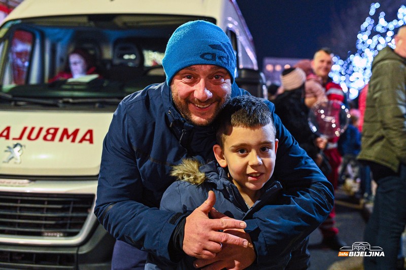 Nalaganje badnjaka u Bijeljini, vladika Fotije poručio: Poklonimo se Hristu i prihvatimo učenje njegovo (FOTO)
