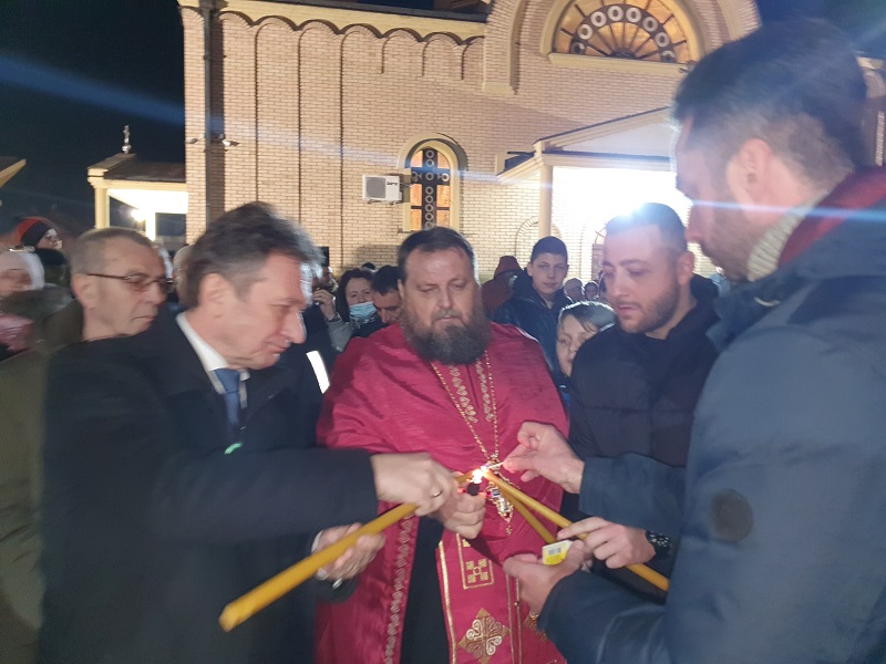 Radosno Badnje veče u Ugljeviku: U porti hrama naložen badnjak