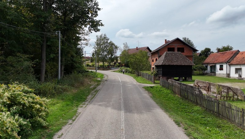 InfoBijeljina u Dragaljevcu: Brojne kuće zaključane, a nekad se po cijeli dan orila pjesma (FOTO, VIDEO)
