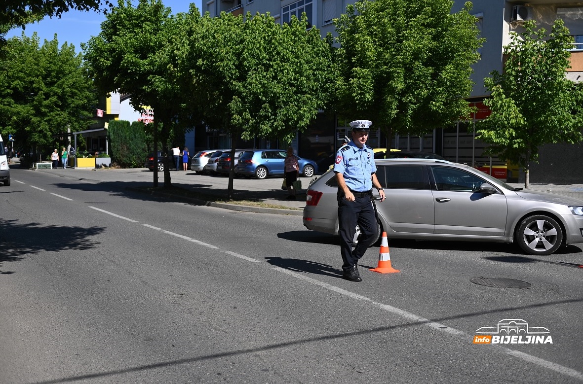 Nezgoda u Bijeljini: Vozilo udarilo dvojicu biciklista (FOTO)
