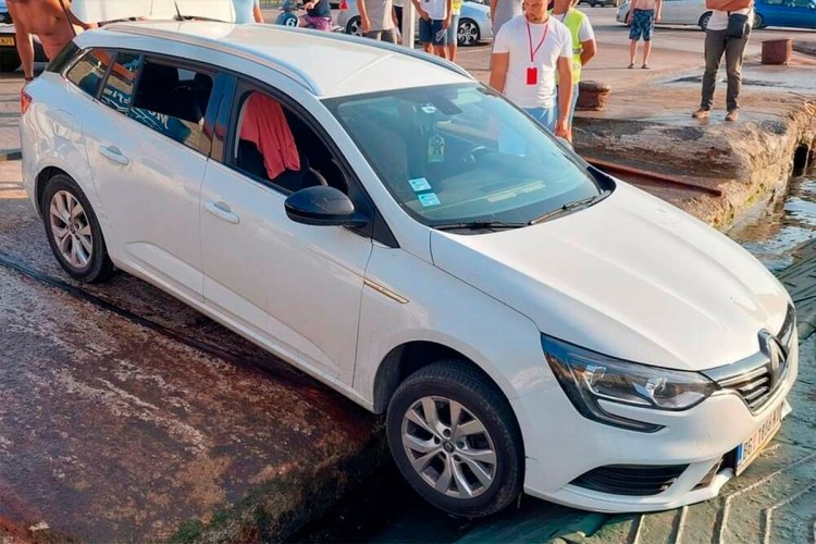 Incident u Crnoj Gori: Vozač pokušao da se ukrca na trajekt u pokretu (FOTO)