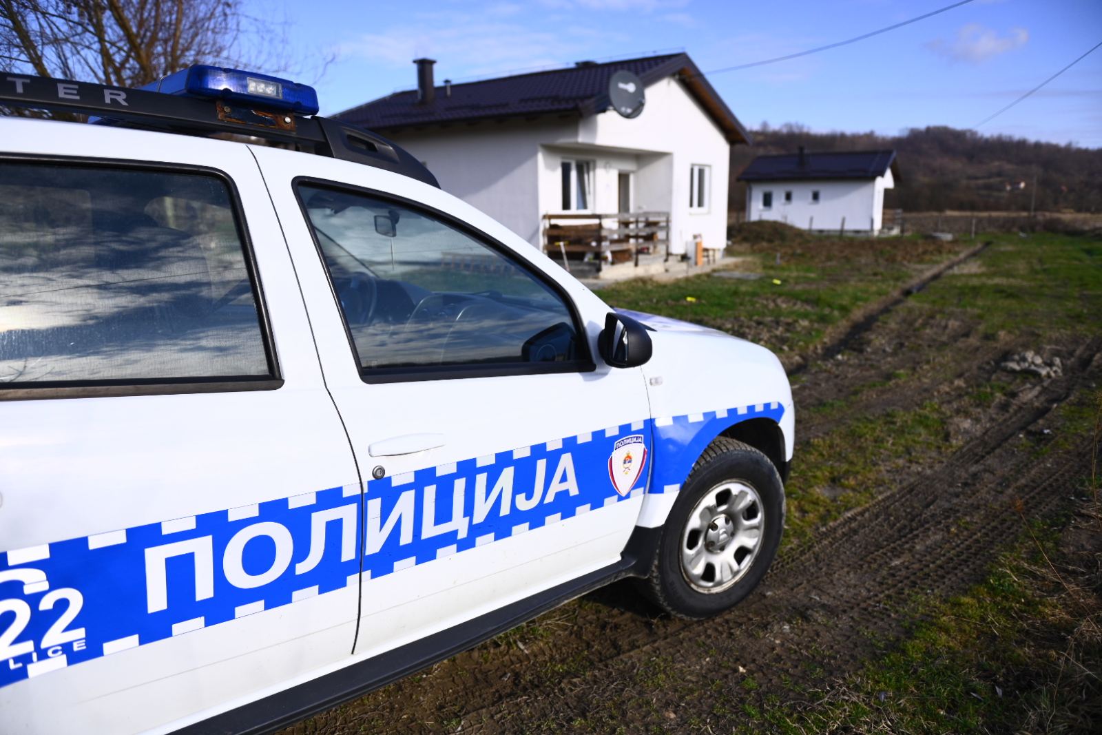 U susret Božiću: Policajci u Loparama skupili novac i paketima obradovali socijalno ugrožene porodice (FOTO)