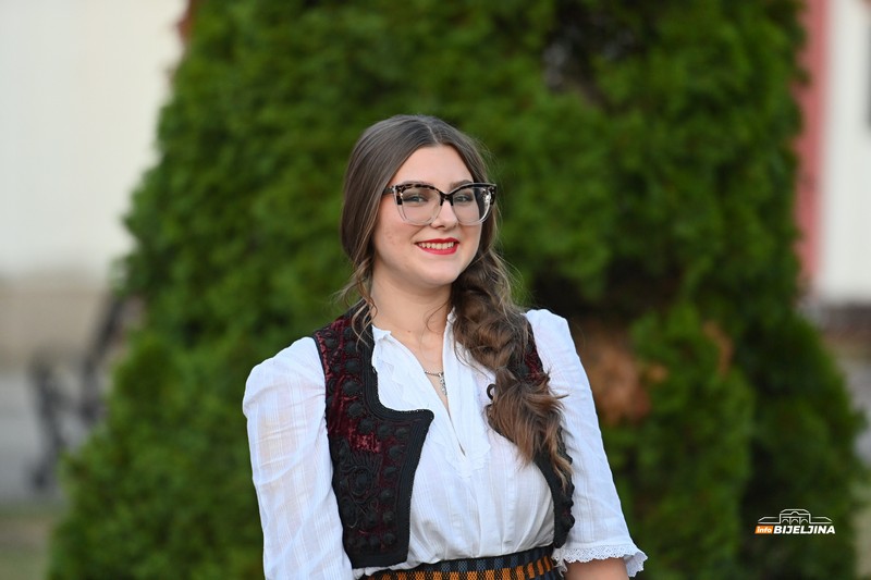 Promovisana knjiga “Kad bi iznijeli sanke” Bijeljinke Jane Čičarove: Mlada književnica izrasta u velikog umjetnika (FOTO)