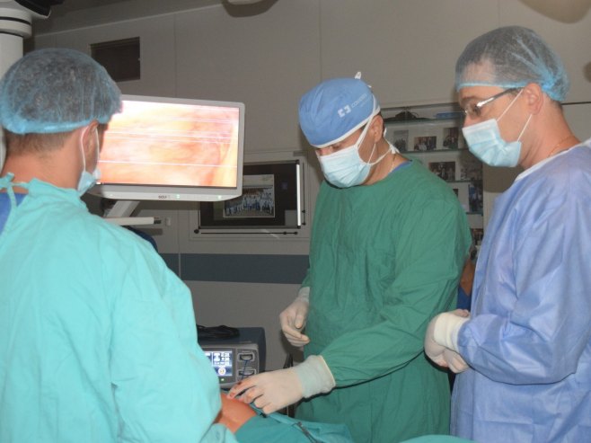 Hirurški timovi iz Srpske i Rusije izveli invazivnu laparoskopsku operaciju tumora debelog crijeva (FOTO)