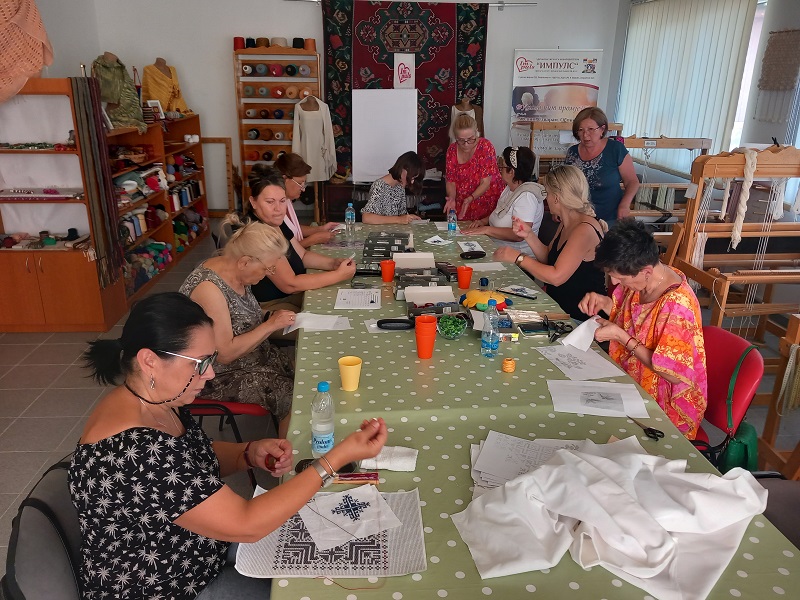 Žene sa invaliditetom iz Bijeljine uče da pletu i vezu – projekat koji čuva tradiciju i kulturu (FOTO)