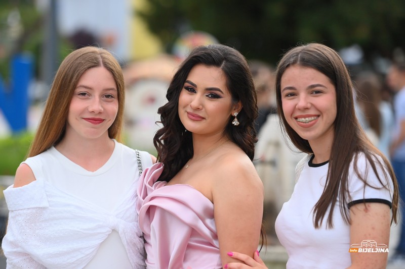 Maturanti Poljoprivredne i medicinske škole Bijeljina zablistali gradskim ulicama (FOTO)