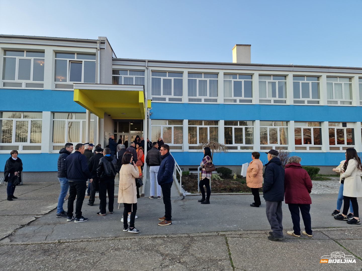 Gužve na biralištima: Počeo proces opoziva gradonačelnika Bijeljine (FOTO)