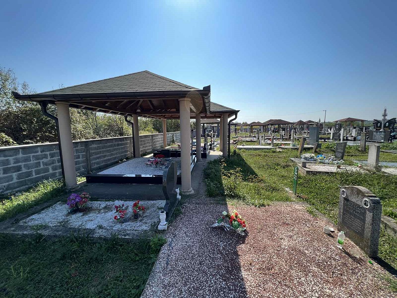 Neobične nadstrešnice na Romskom groblju u Bijeljini (FOTO)