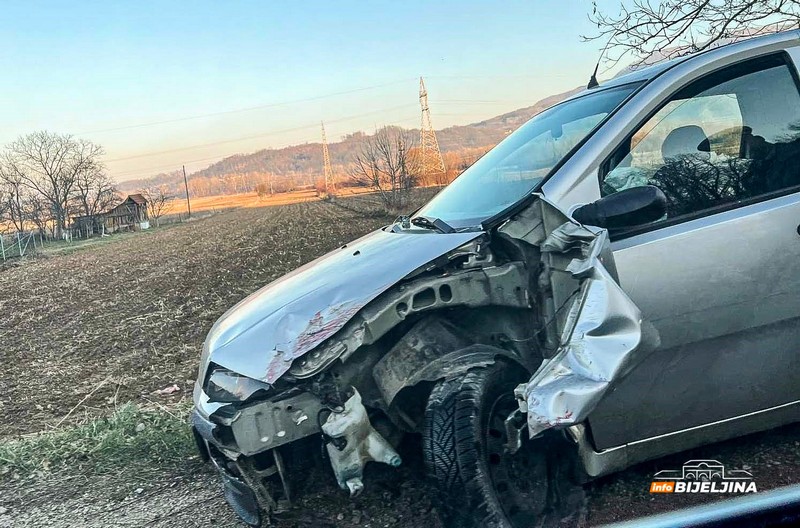 Obustavljen saobraćaj na putu Bijeljina - Zvornik: U žestokom sudaru otpao točak sa vozila (FOTO) 