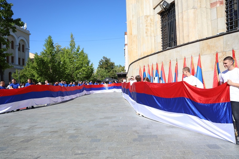 Trobojka duga 120 metara krasi centar najvećeg grada Srpske
