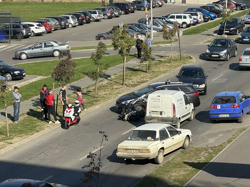 Maloljetni motociklista povrijeđen u sudaru u Bijeljini, otežan saobraćaj (FOTO)