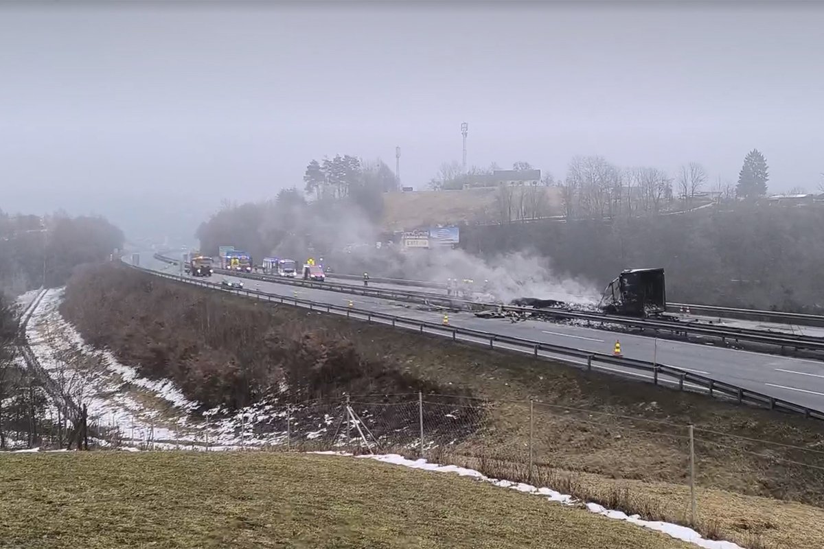 Lančani sudar u Sloveniji: Zapalio se kamion, dva vozača u bolnici