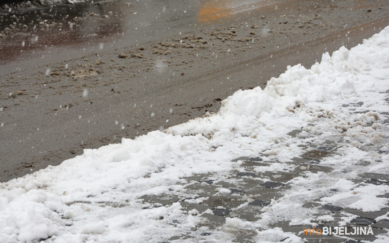 Nepovoljni uslovi za vožnju: Saobraćaj otežan zbog snijega i jakih udara vjetra