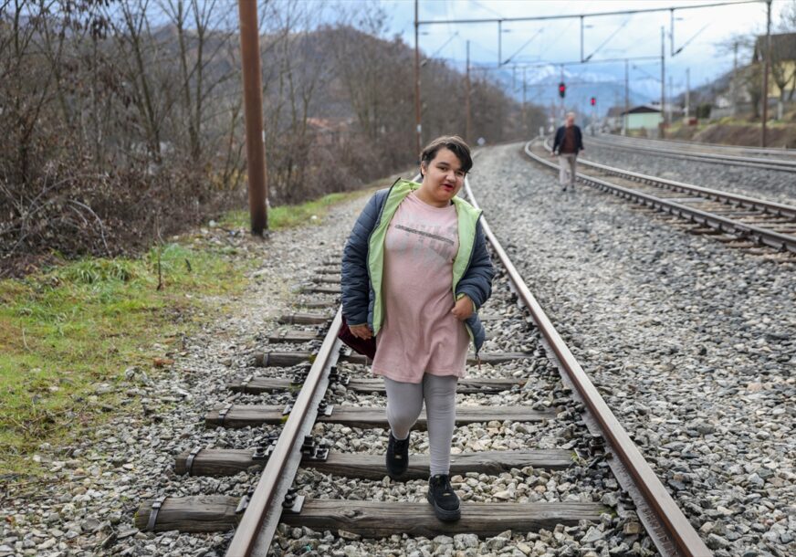 U školi pronalazim mir: Hana je hrabra djevojčica s invaliditetom i bez oba roditelja, ali nadu u bolje sutra ne gubi (FOTO)