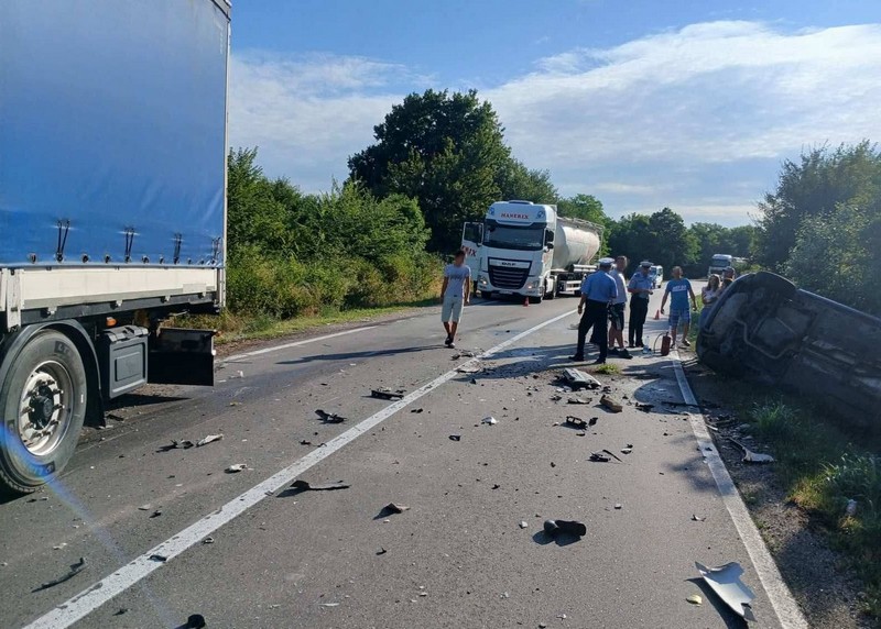 Novi detalji sudara kod Bijeljine: Auto na boku, šleper popriječen na putu (FOTO)
