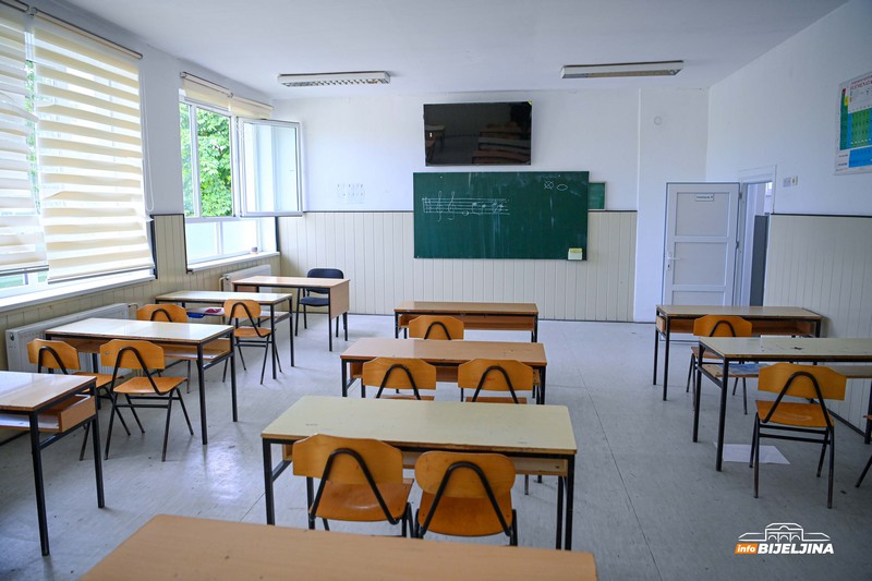 InfoBijeljina u Dragaljevcu: Brojne kuće zaključane, a nekad se po cijeli dan orila pjesma (FOTO, VIDEO)