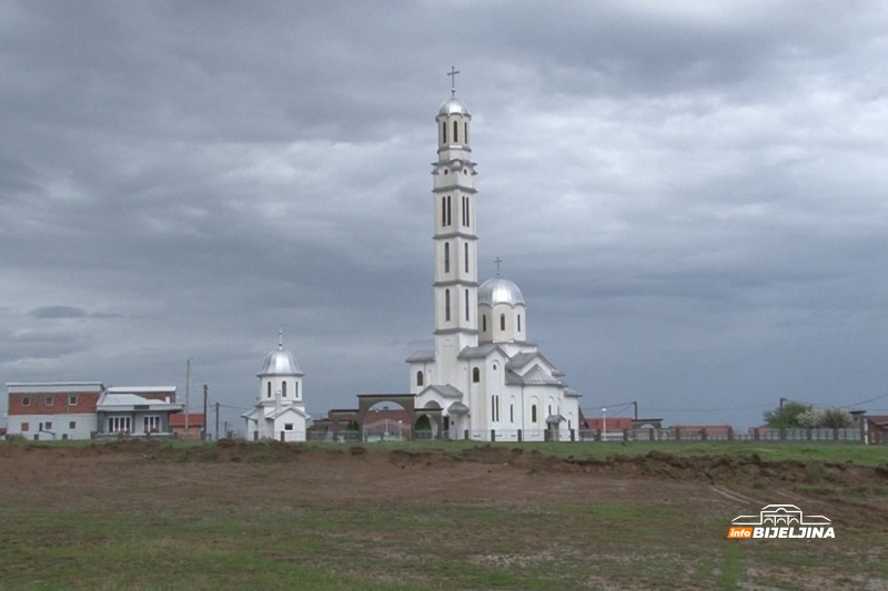 Iz naselja između Bijeljine i Zvornika se ne odlazi, već dolazi: Od rata izgrađeno 800 kuća, treba im fabrika (FOTO)