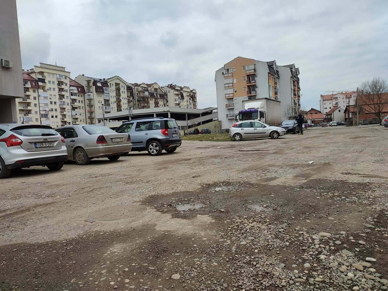 Ulažu u makadam: Još se ne nazire asfalt u ulici u centru Bijeljine (FOTO)