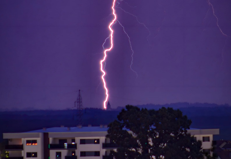 Nestvaran prizor: Jaka oluja pogodila Brčko, pojavila se fotografija udara groma u Modriči (FOTO)