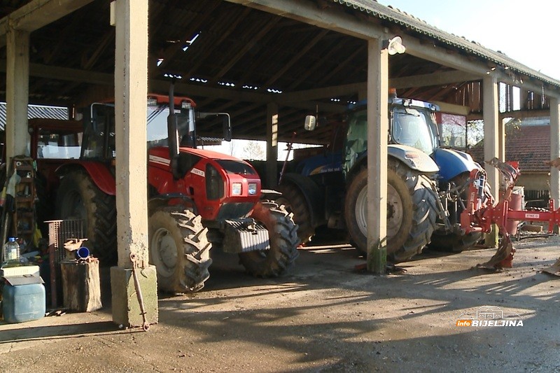 Semberski mljekari na ivici opstanka: “Kupujemo hranu za stoku, a 80 - 90 grla nije lako nahraniti” (FOTO)