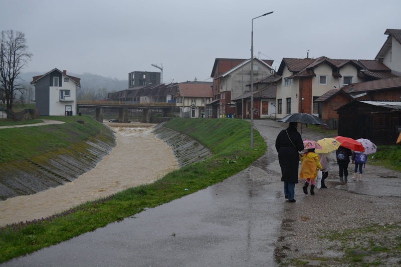 Lopare pod oprezom: Rastu vodostaji rijeka i potoka, most U Mačkovcu oštećen /FOTO/