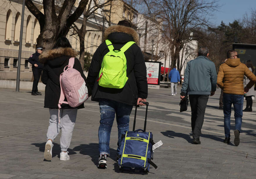 Zašto ljudi masovno odlaze iz BiH: Pogled kroz 3 lične priče