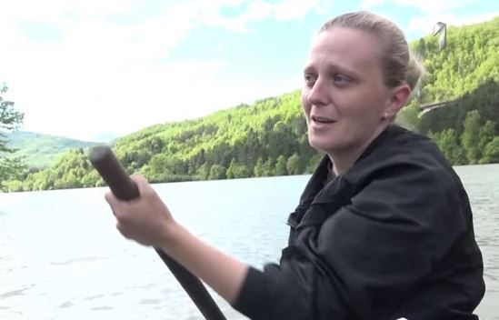 Nemaju drugi način da dođu do škole: Marina svaki dan troje djece prevozi čamcem preko rijeke