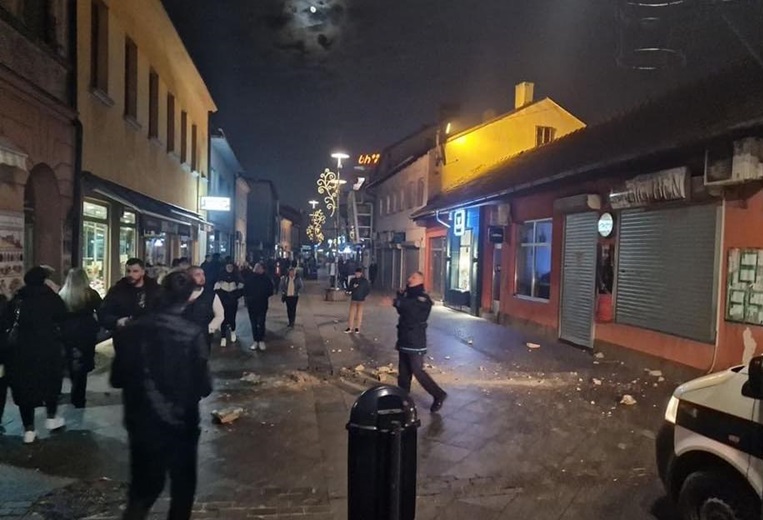 ČUJU SE SIRENE Prvi snimci jakog zemljotresa koji je pogodio BiH (VIDEO, FOTO) 