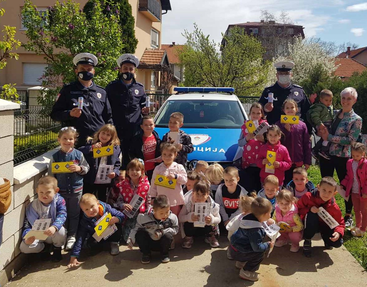 Policajci posjetili bijeljinski vrtić: Nakon druženja jedni druge obradovali poklonima (FOTO)