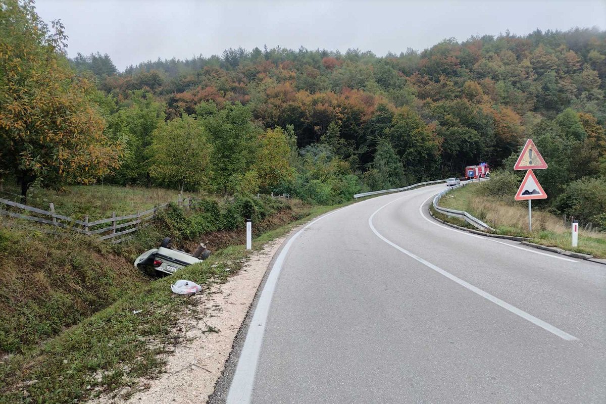 Udes kod Ribnika: Vozilo na krovu, dvoje povrijeđeno