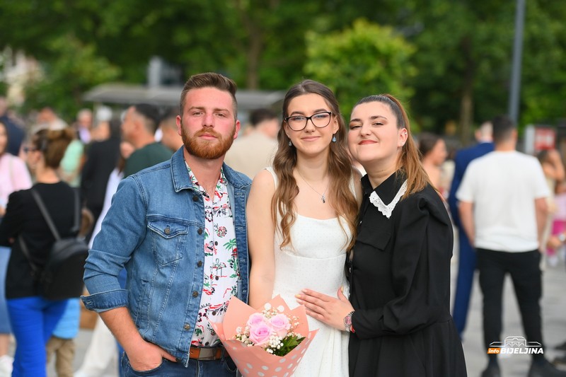 Maturanti Poljoprivredne i medicinske škole Bijeljina zablistali gradskim ulicama (FOTO)