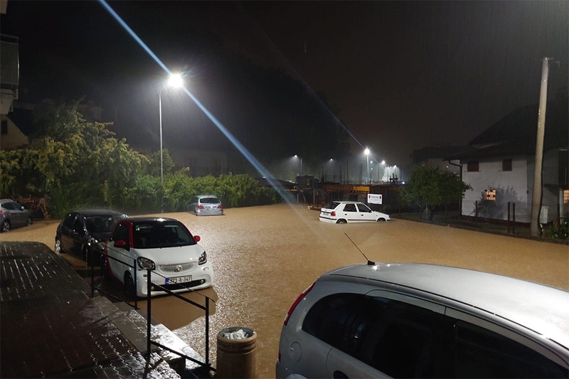 Poplave u Laktašima: Voda u Gradskoj upravi, Domu zdravlja i domaćinstvima (FOTO)