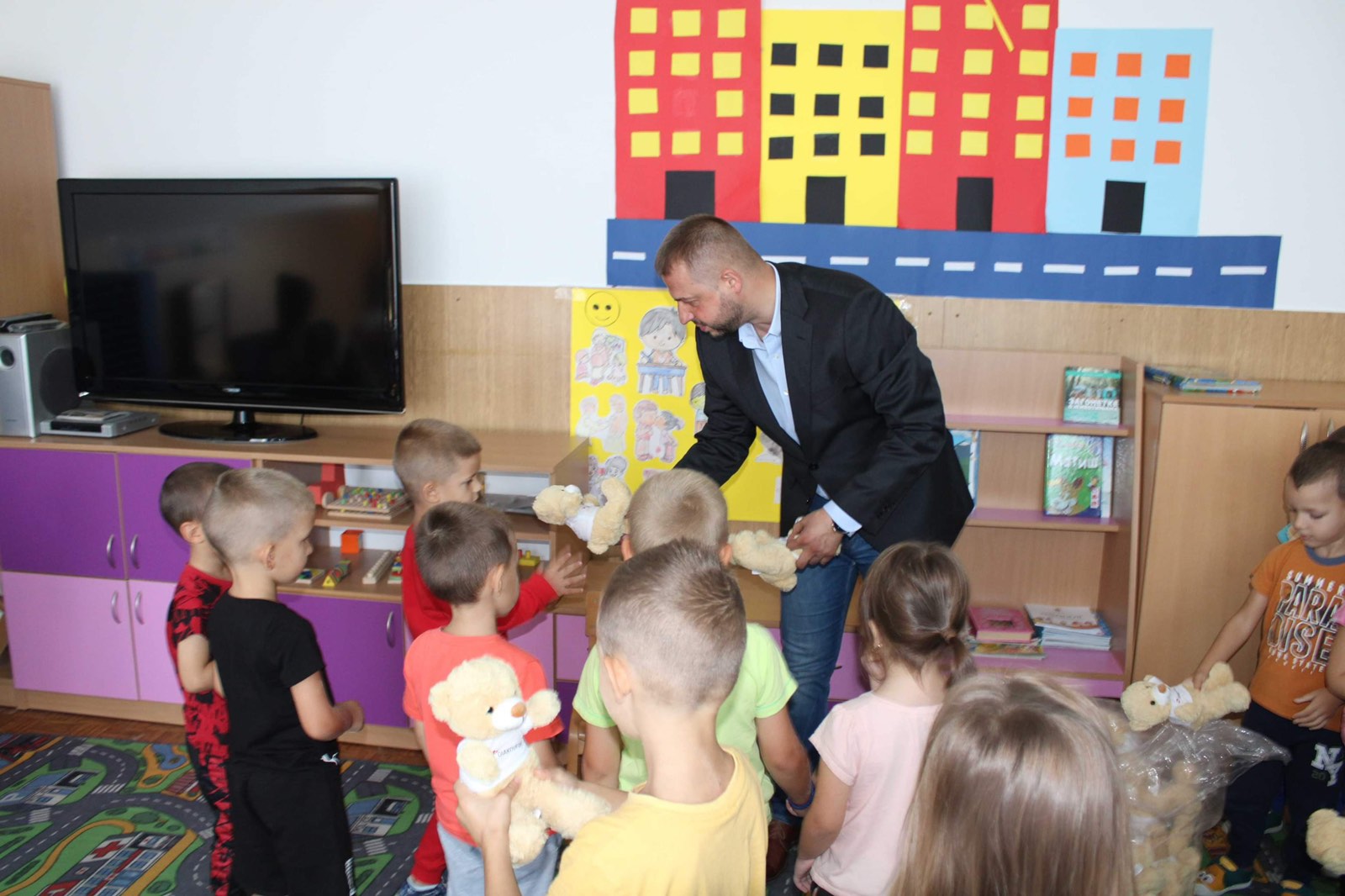 Nešković donirao djeci dječijeg vrtića Lopare posuđe i igračke