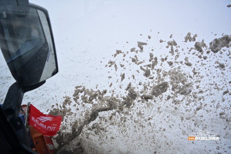 Ekipa InfoBijeljine na terenu sa vozačem grtalice: “Dosta mladih nema obzira prema nama” (FOTO)
