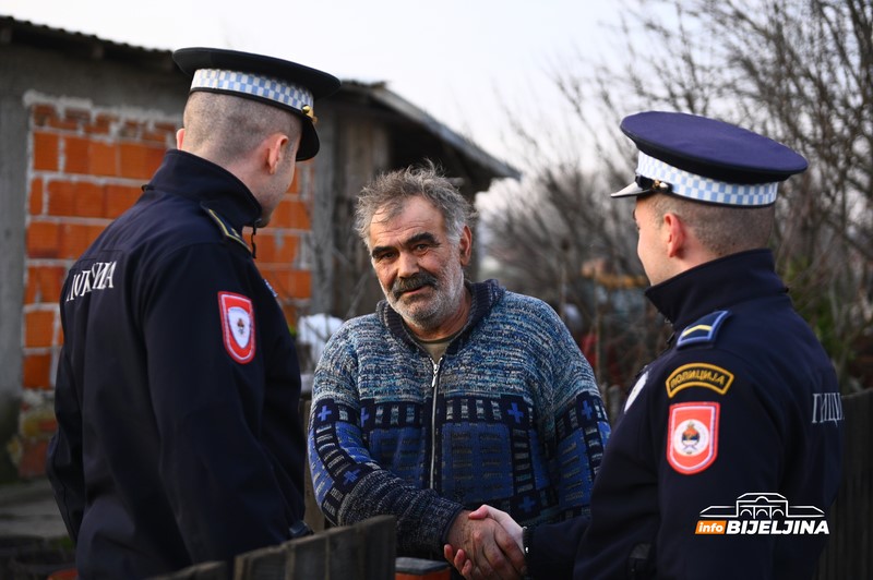 Bijeljinski policajci obradovali porodicu Stevanović: Poklonili pečenicu za Božić i paket sa namirnicama