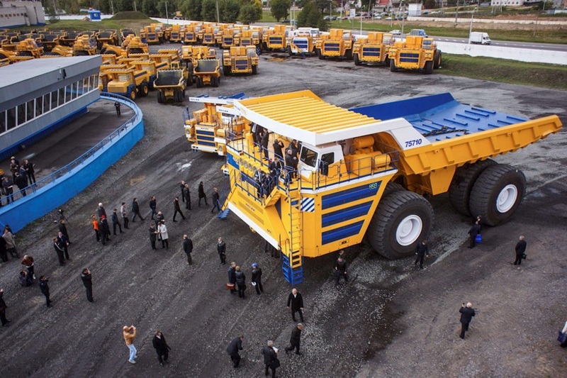 Najveći kamion na svijetu: Težak 800 tona, ima dva motora i troši 1.300 litara na 100 km