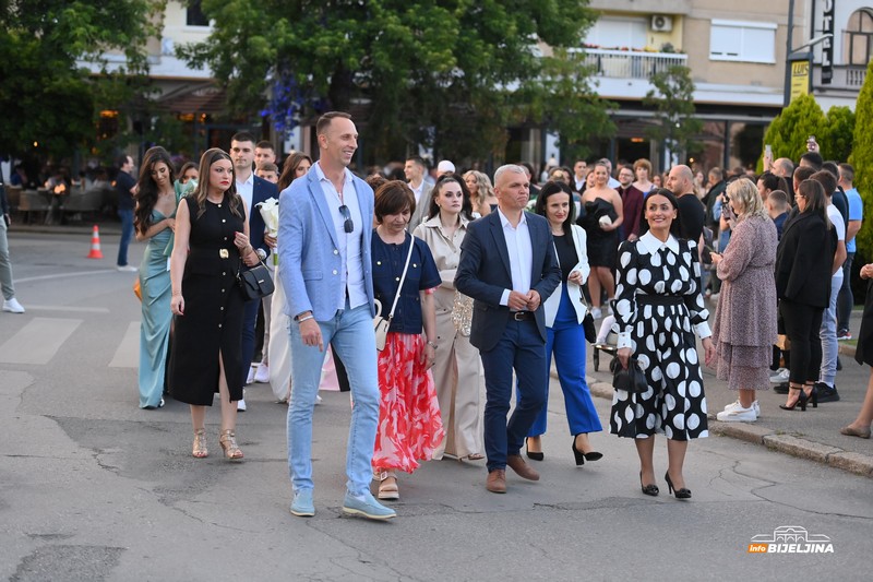 Maturanti Ekonomske i Srednje muzičke škole u Bijeljini večeras slave: Stekli znanje i prijateljstva (FOTO)