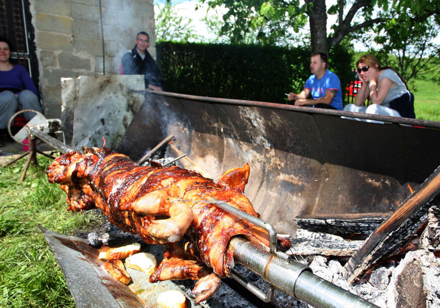Pečenje umjesto na stolu završilo pored puta, komentari su urnebesni (FOTO)