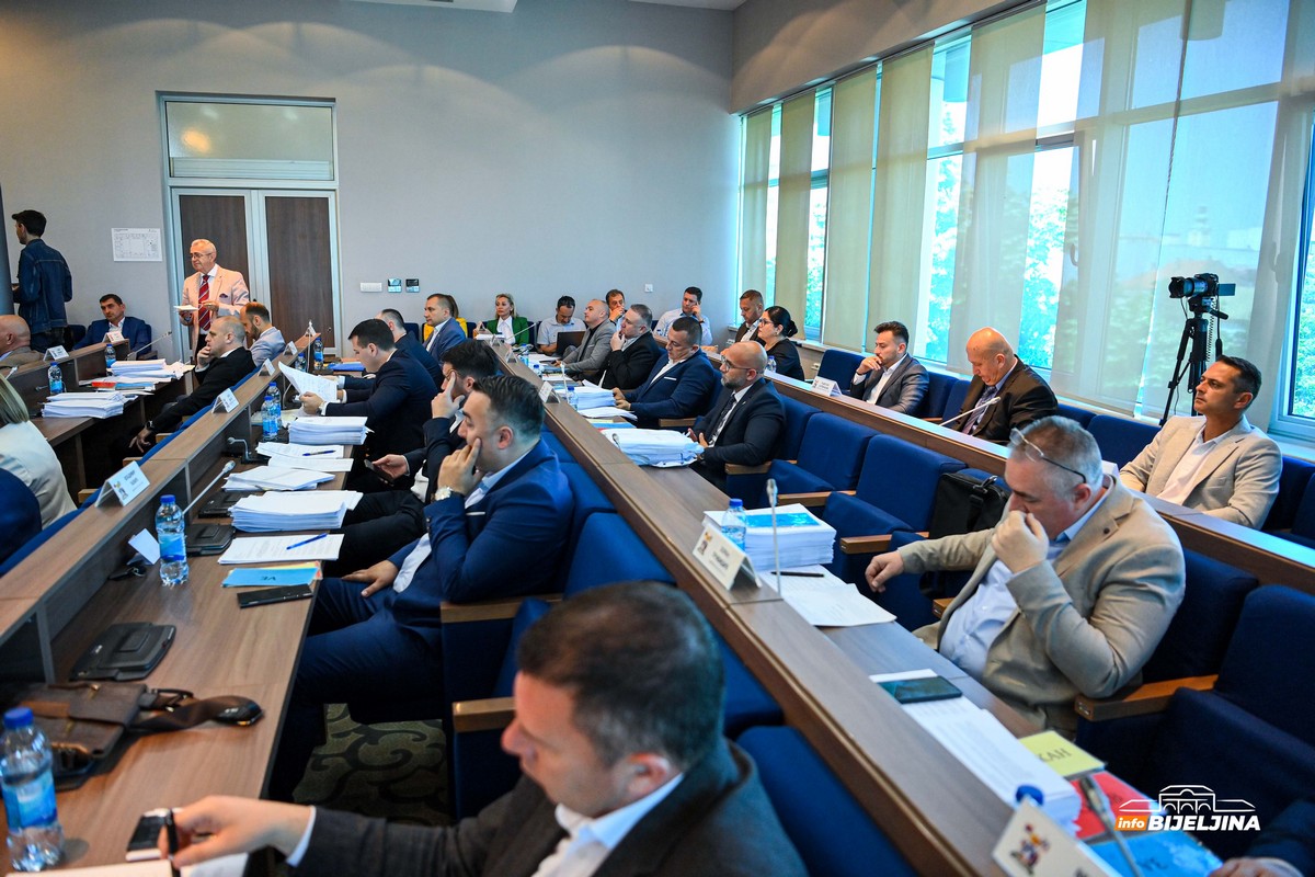 “Ćutolozi” u Skupštini Grada Bijeljina: Četiri odbornika se nijednom nisu javila za riječ (SPISAK)