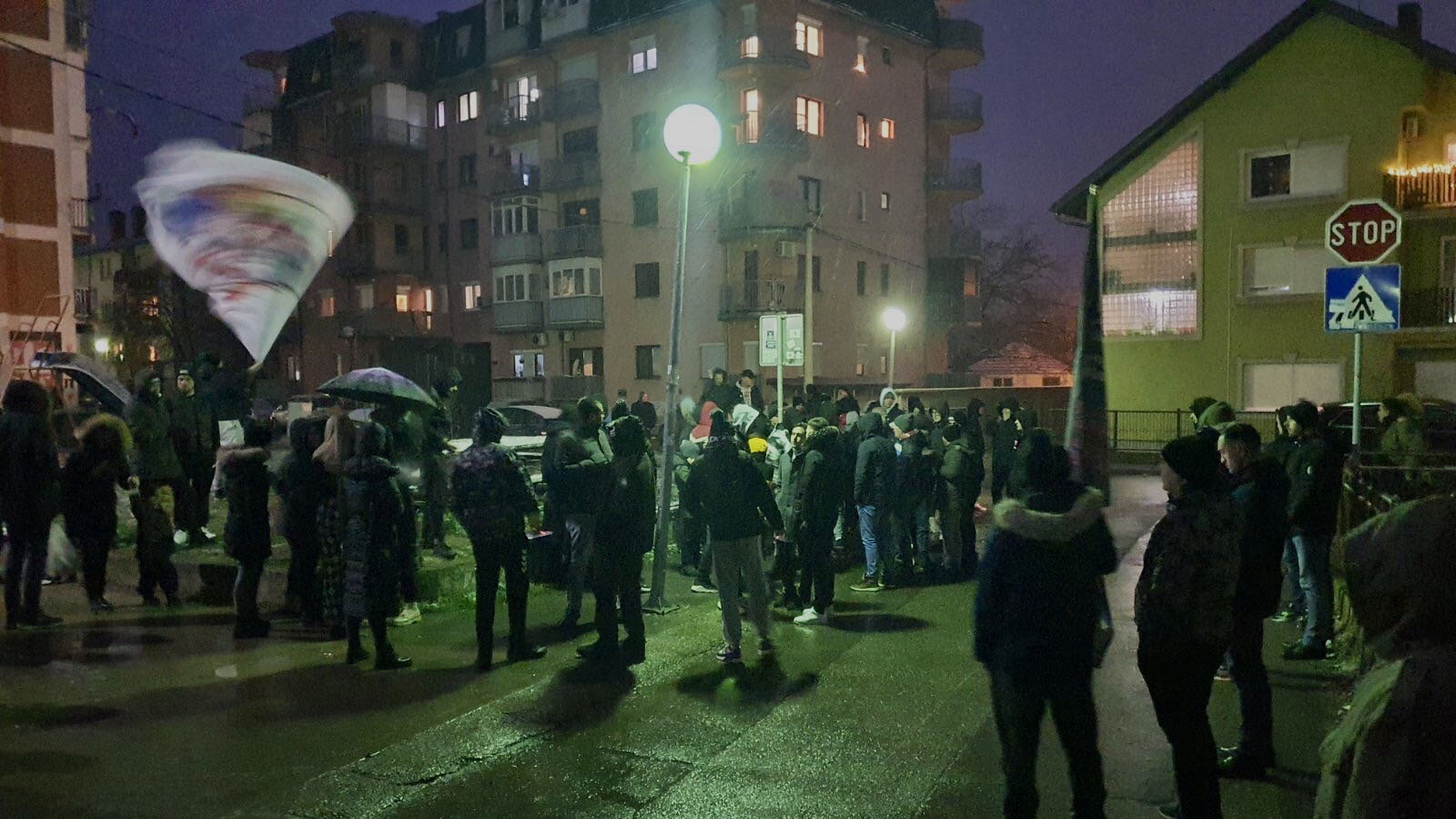 Naselje Bogdanovića plac: Spektakularan vatromet i bakljada u susret 30. rođendanu Srpske (FOTO)