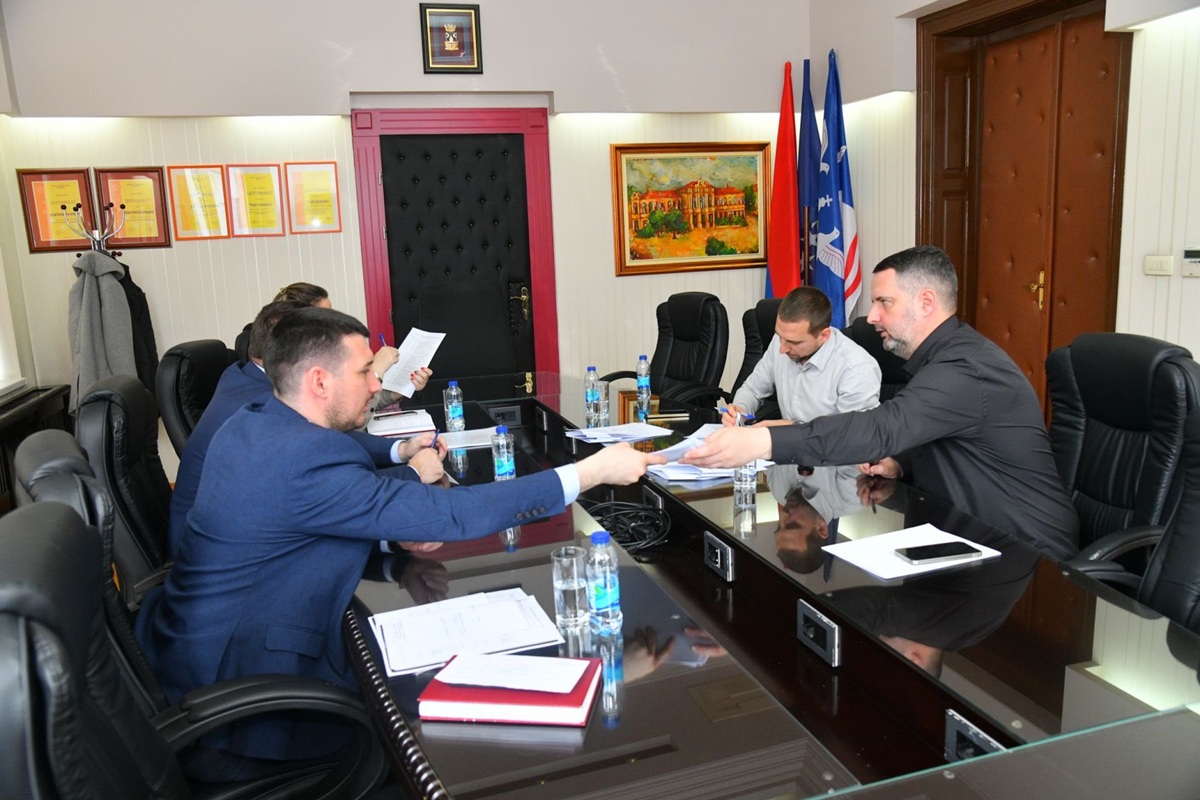 Kod škole u Patkovači uređuju trotoar, autobusko stajalište i pristupne rampe, gradonačelnik se požalio na 5 godina “muka”