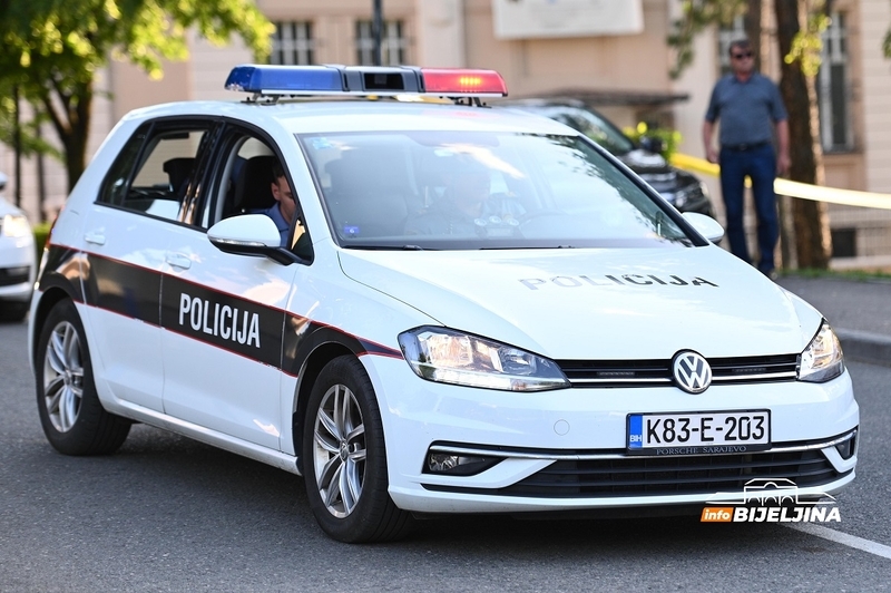 Panika u školi u Tuzli: Policiji prijavljeno da je učenik POKAZIVAO PIŠTOLJ i prijetio