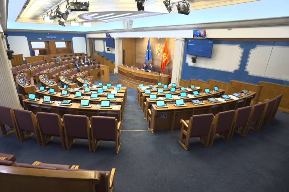 Prazna sala crnogorske Skupštine: 