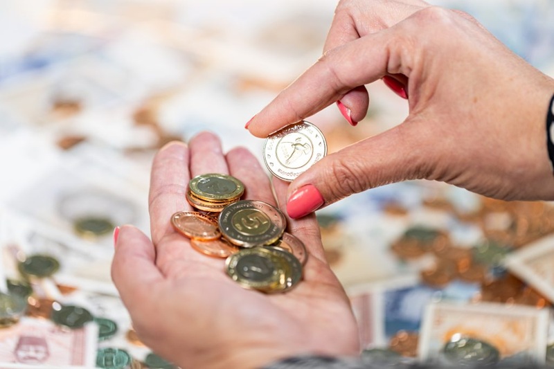 Plata 1.910 KM, a potrošačka korpa 2.723: Građani Srpske sve teže preživljavaju od prvog do prvog