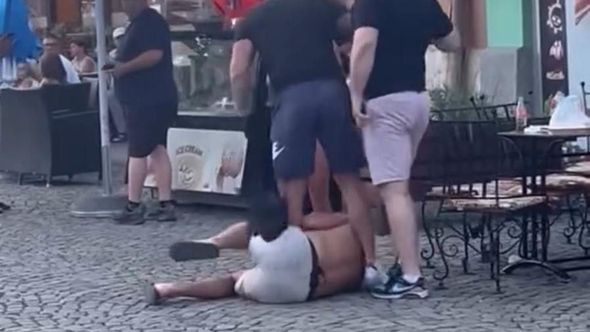 Napad u centru Tuzle: Mladić pretučen zbog navijačke majice Crvene Zvezde