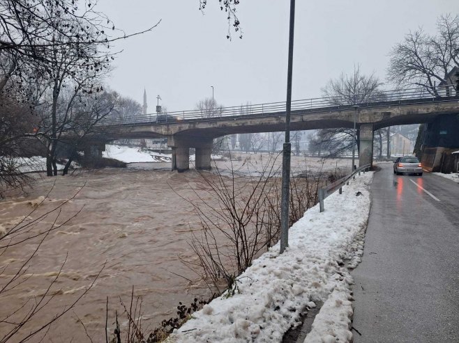 Foča pod opsadom vode: Vanredno stanje zbog brane na Pivi