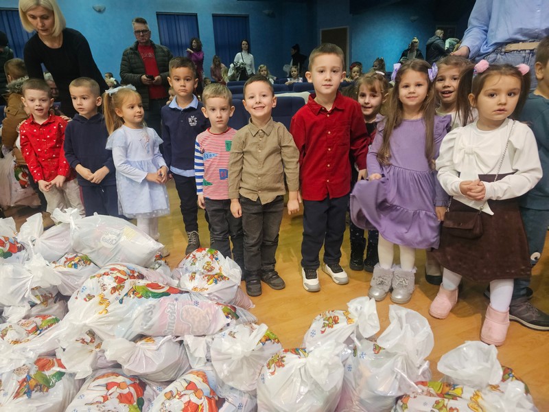 U susret Novoj godini: Ugljevički vrtić „Duško Radović“ obradovao mališane